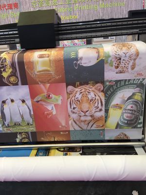 고속 & 높은 정밀도를 가진 기계를 만드는 두 배 옆 깃발